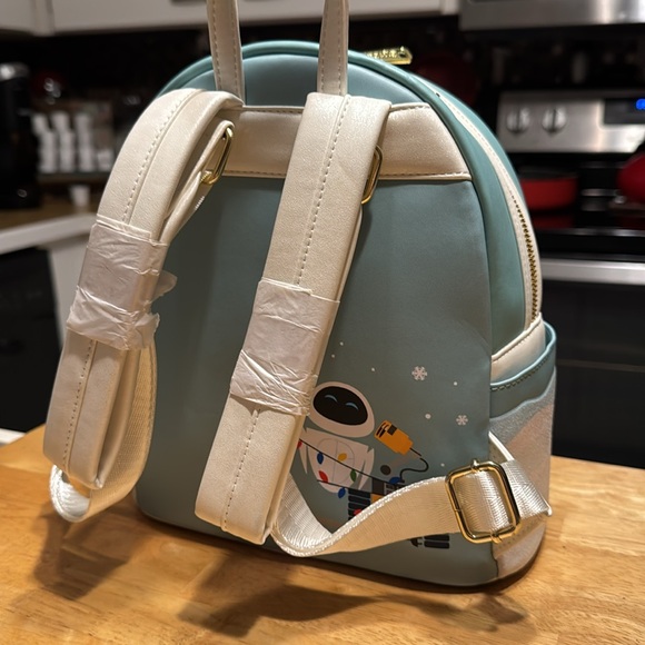 Wall-e and Eve Loungefly Christmas backpack - Picture 3 of 4